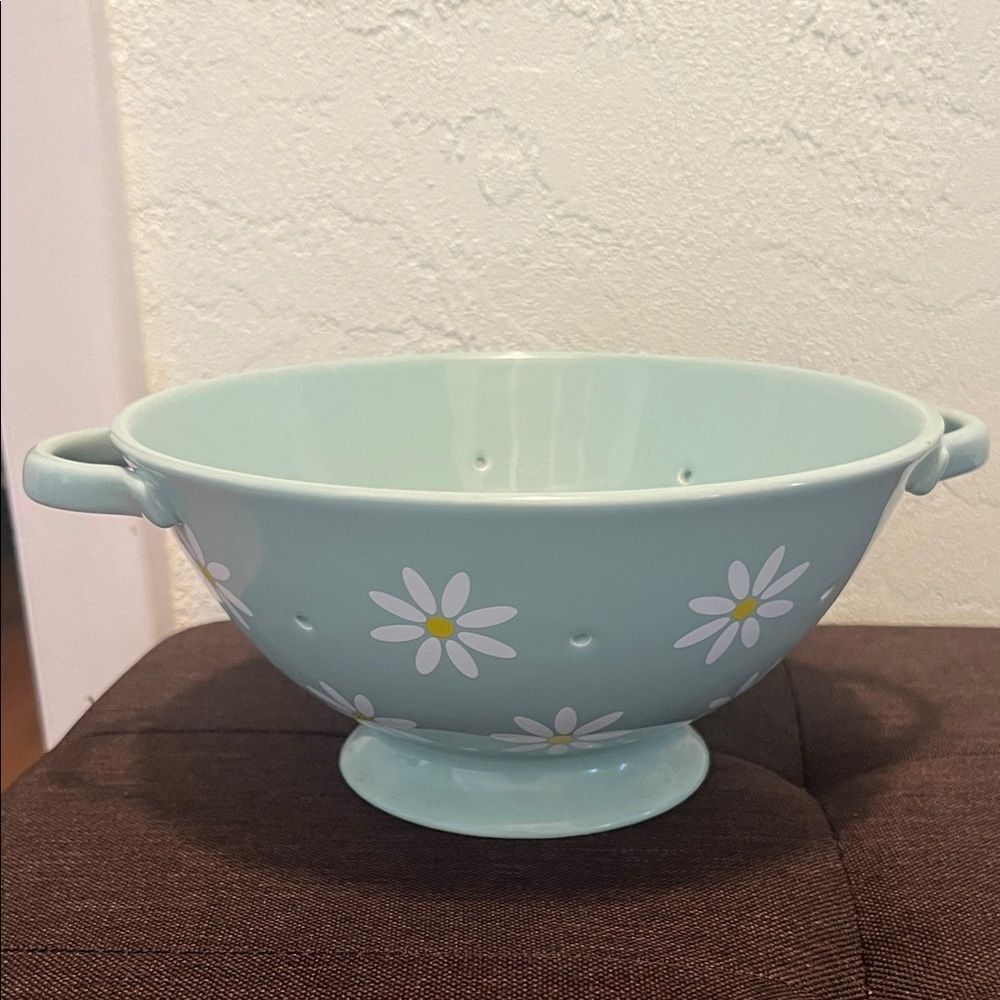 #1314** Collections Of Daisy Patterned Colander with Handles